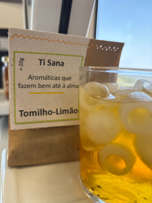 Infusão artesanal de tomilho-limão Ti Sana servida em chá gelado com embalagem ecológica