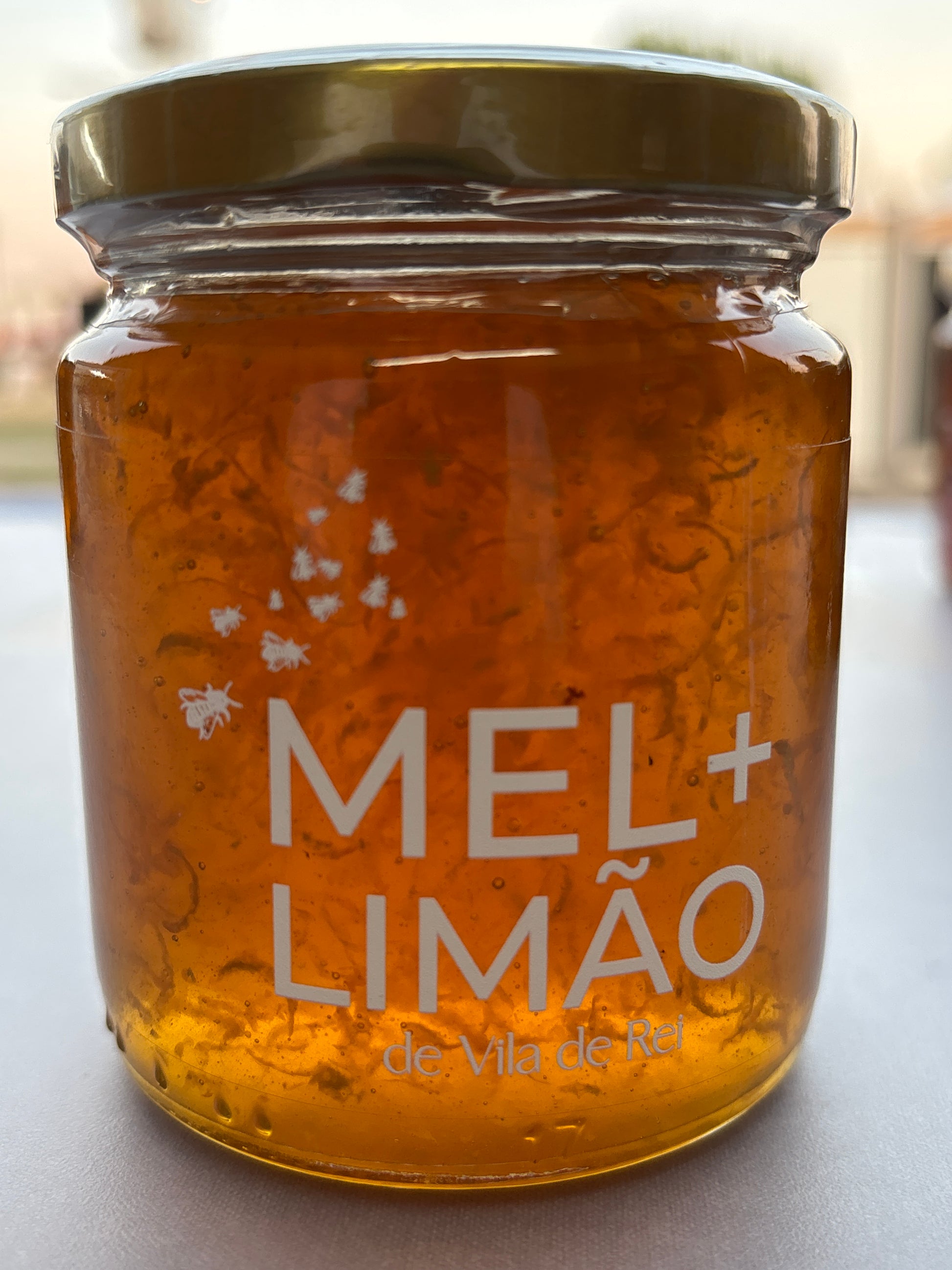 Detalhe do frasco de Mel Artesanal com Limão fresco de Vila de Rei