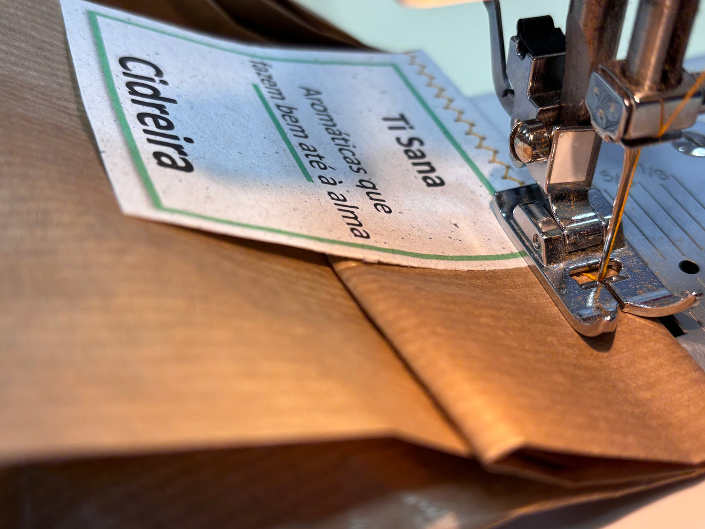 Etiqueta artesanal da infusão de cidreira Ti Sana presa com pregador de madeira