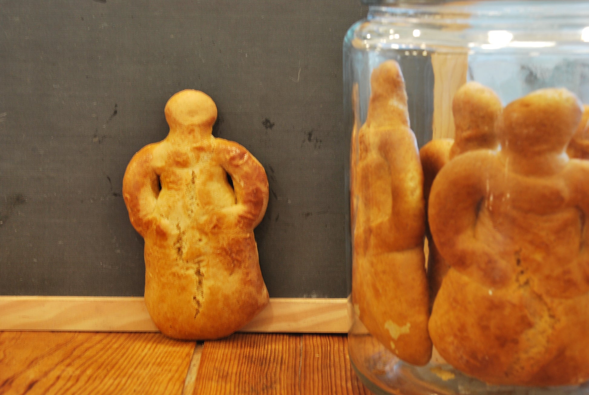 As Bonecas dos Ricos Pequenas são um biscoito tradicional português artesanal, feito com farinha, ovos e raspa de limão. Um doce regional cheio de história.