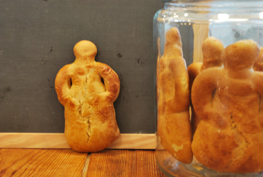 As Bonecas dos Ricos Pequenas são um biscoito tradicional português artesanal, feito com farinha, ovos e raspa de limão. Um doce regional cheio de história.