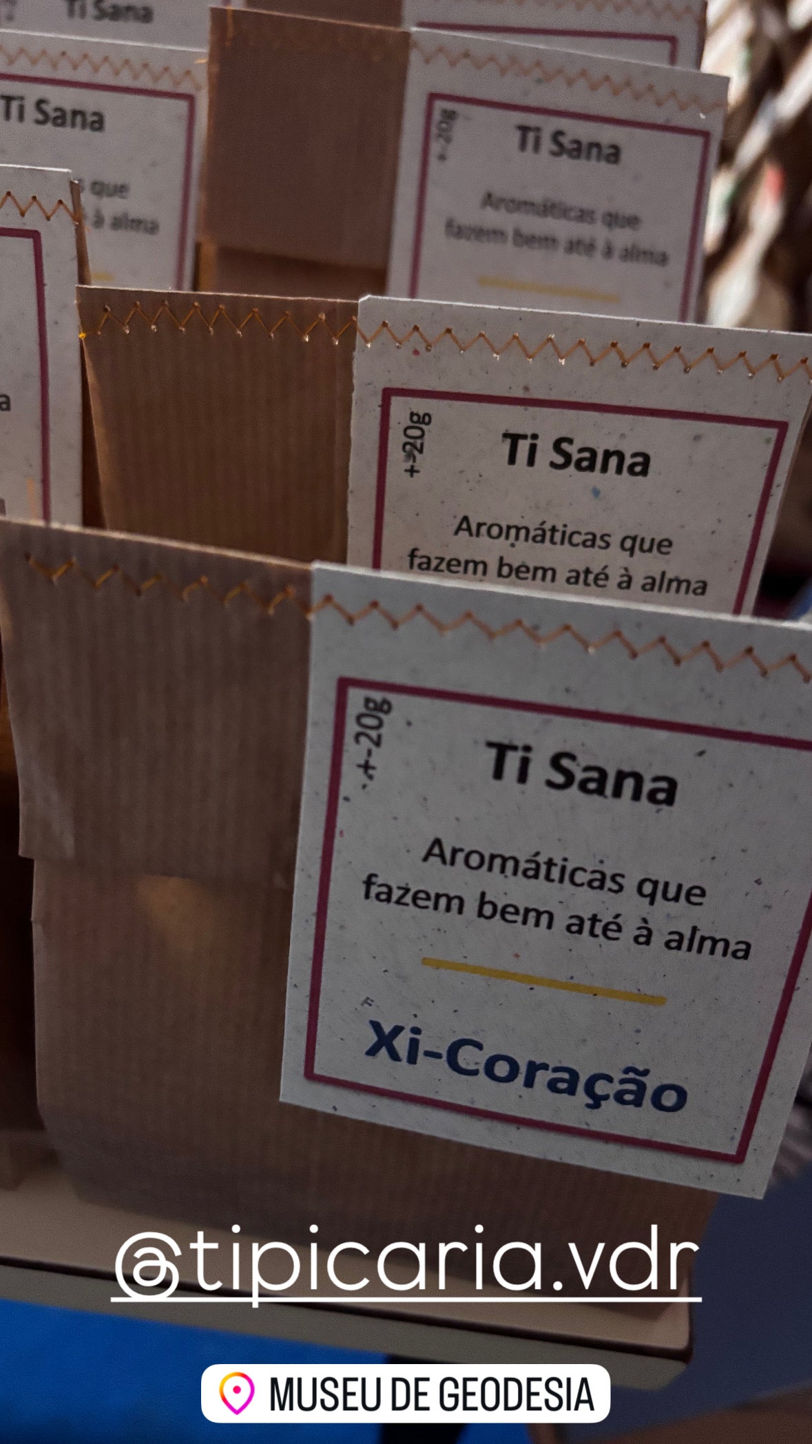 Infusões artesanais Ti Sana Xi-Coração expostas em embalagens sustentáveis