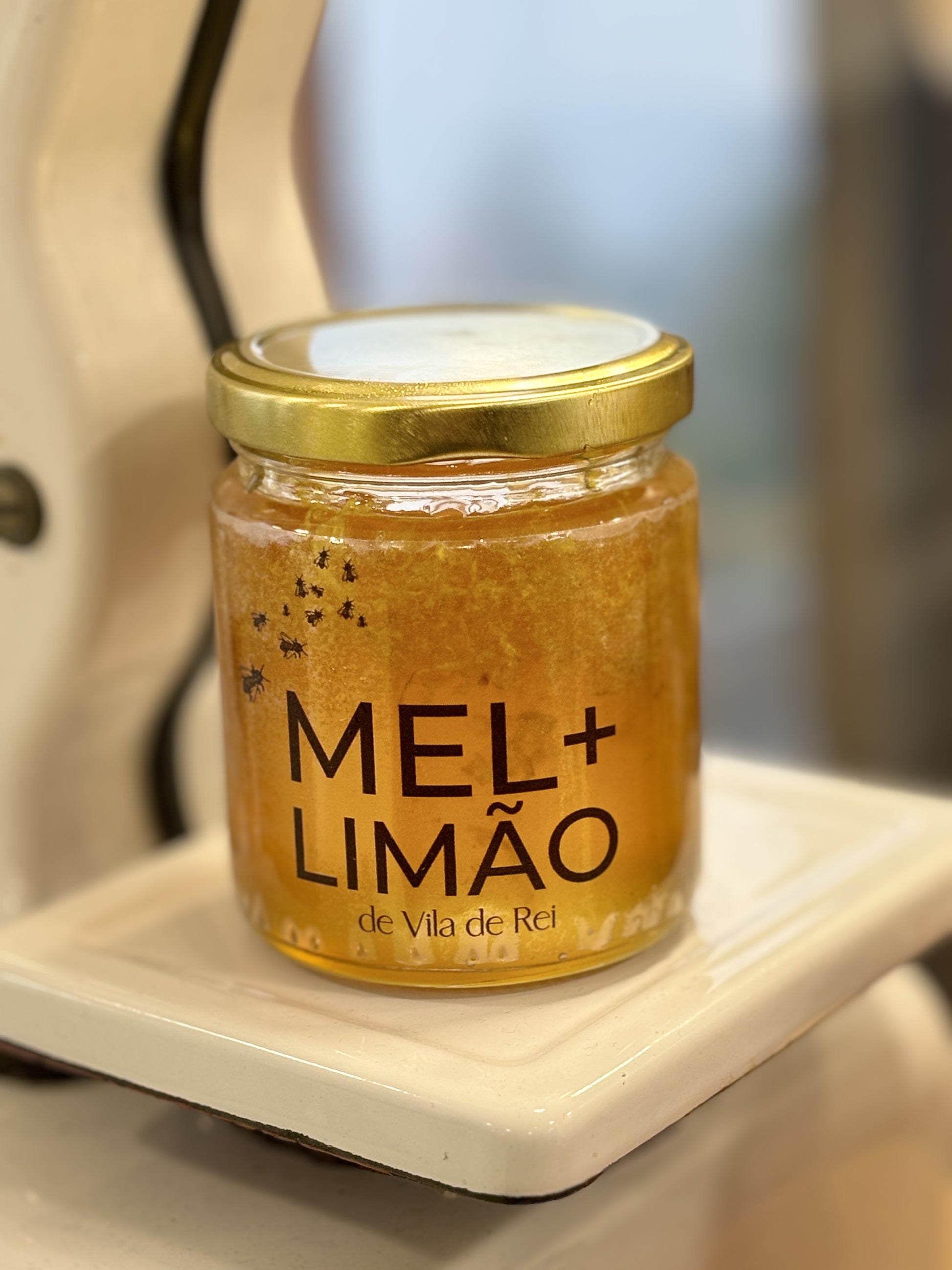 Mel com Limão Artesanal visto de lado em suporte de cozinha
