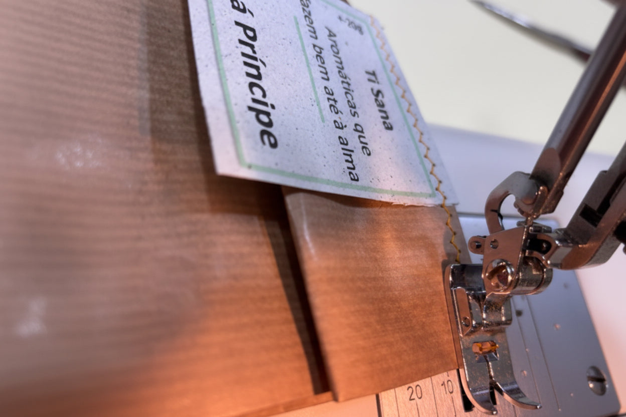 "Embalagem artesanal do Chá Príncipe Ti Sana com etiqueta informativa"