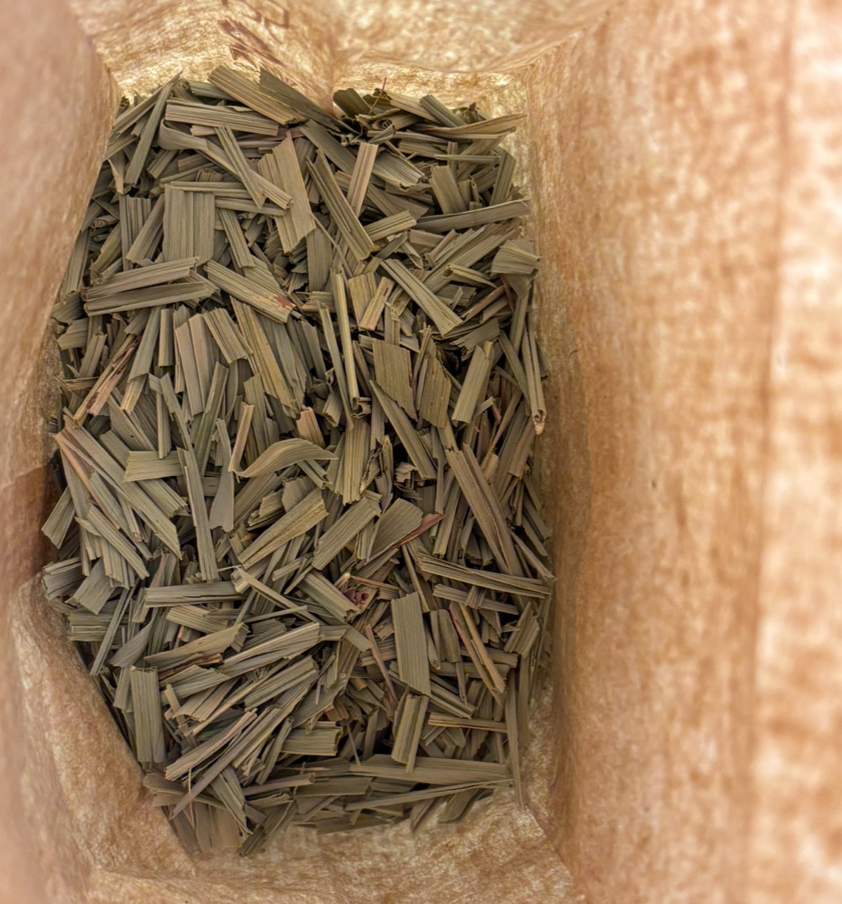 Detalhe da mistura de ervas aromáticas do Chá Príncipe Ti Sana