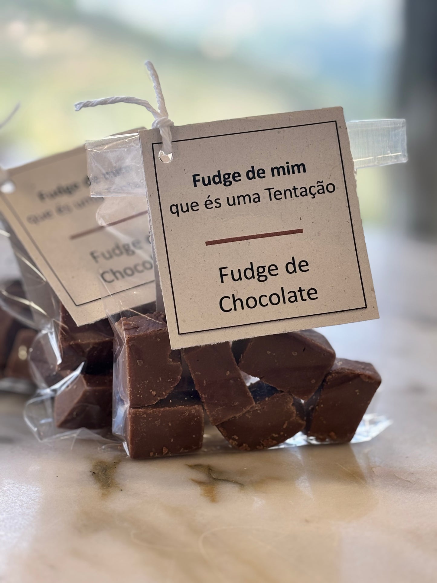 Textura cremosa do fudge de chocolate artesanal mostrando qualidade premium