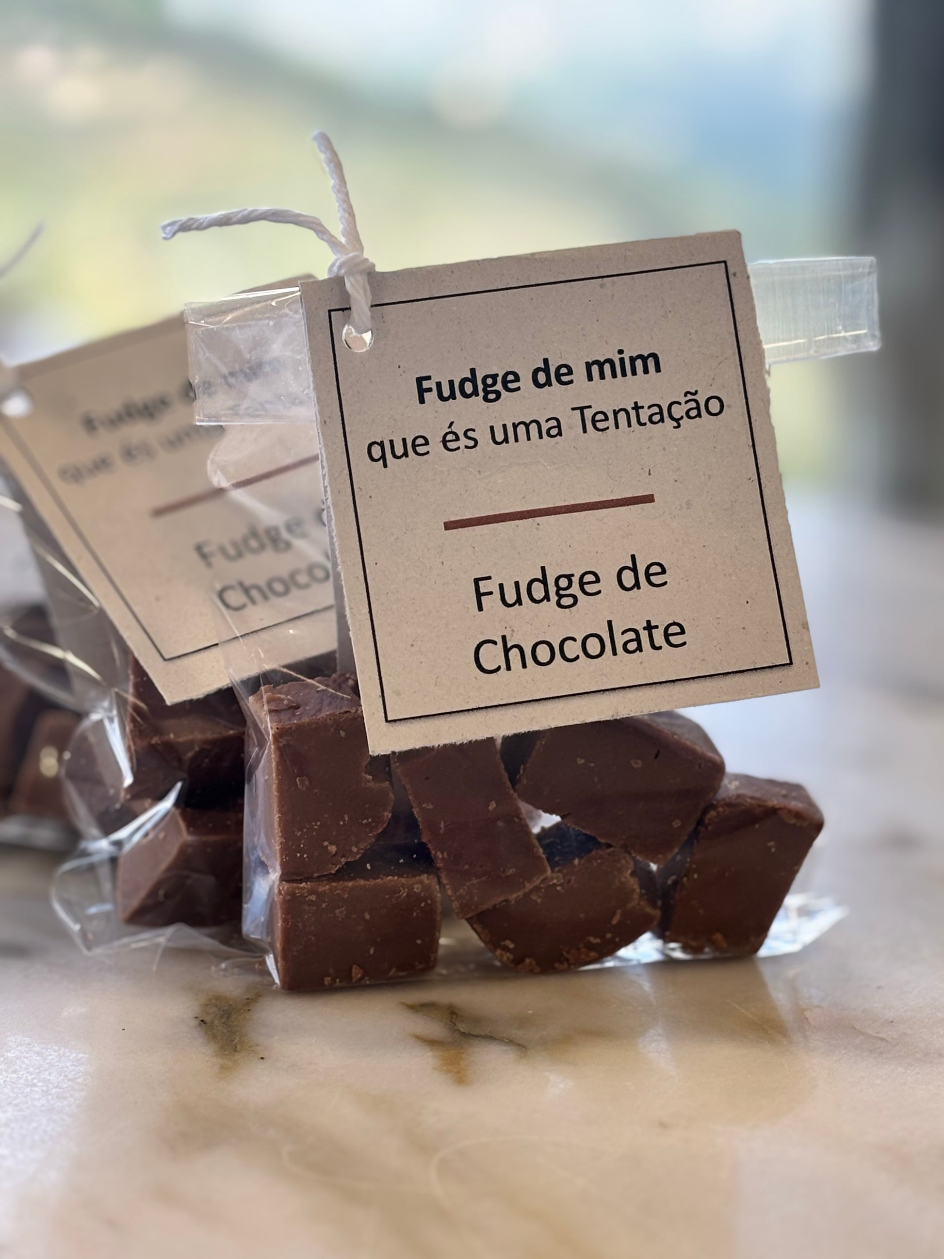 Textura cremosa do fudge de chocolate artesanal mostrando qualidade premium