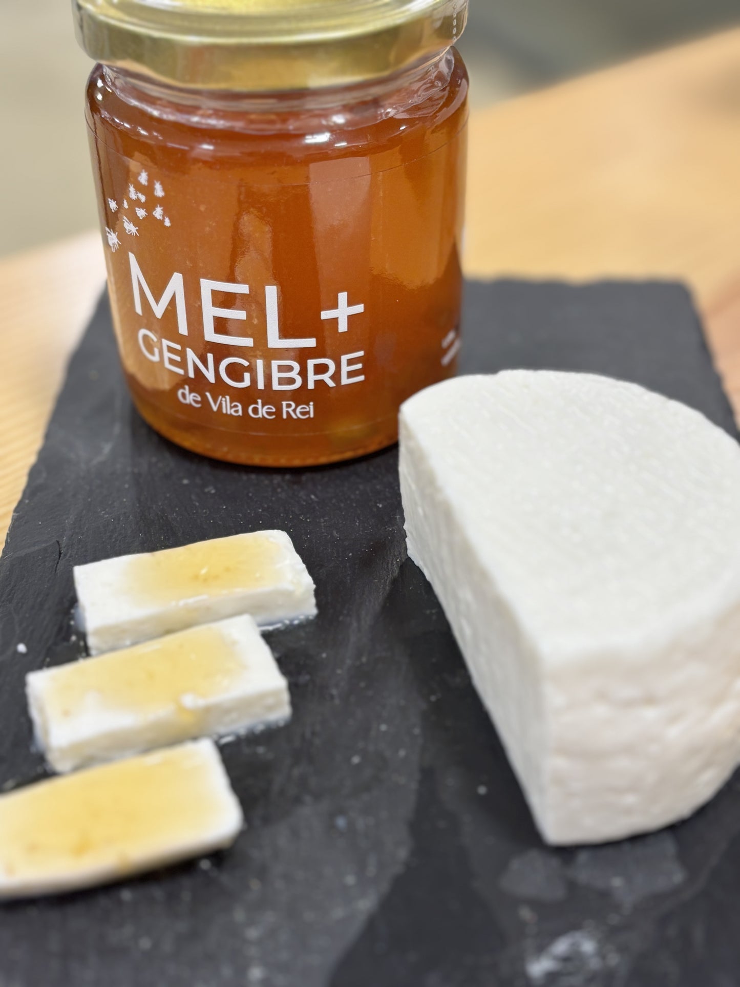 Mel com Gengibre Artesanal acompanhado de pedaços de gengibre fresco