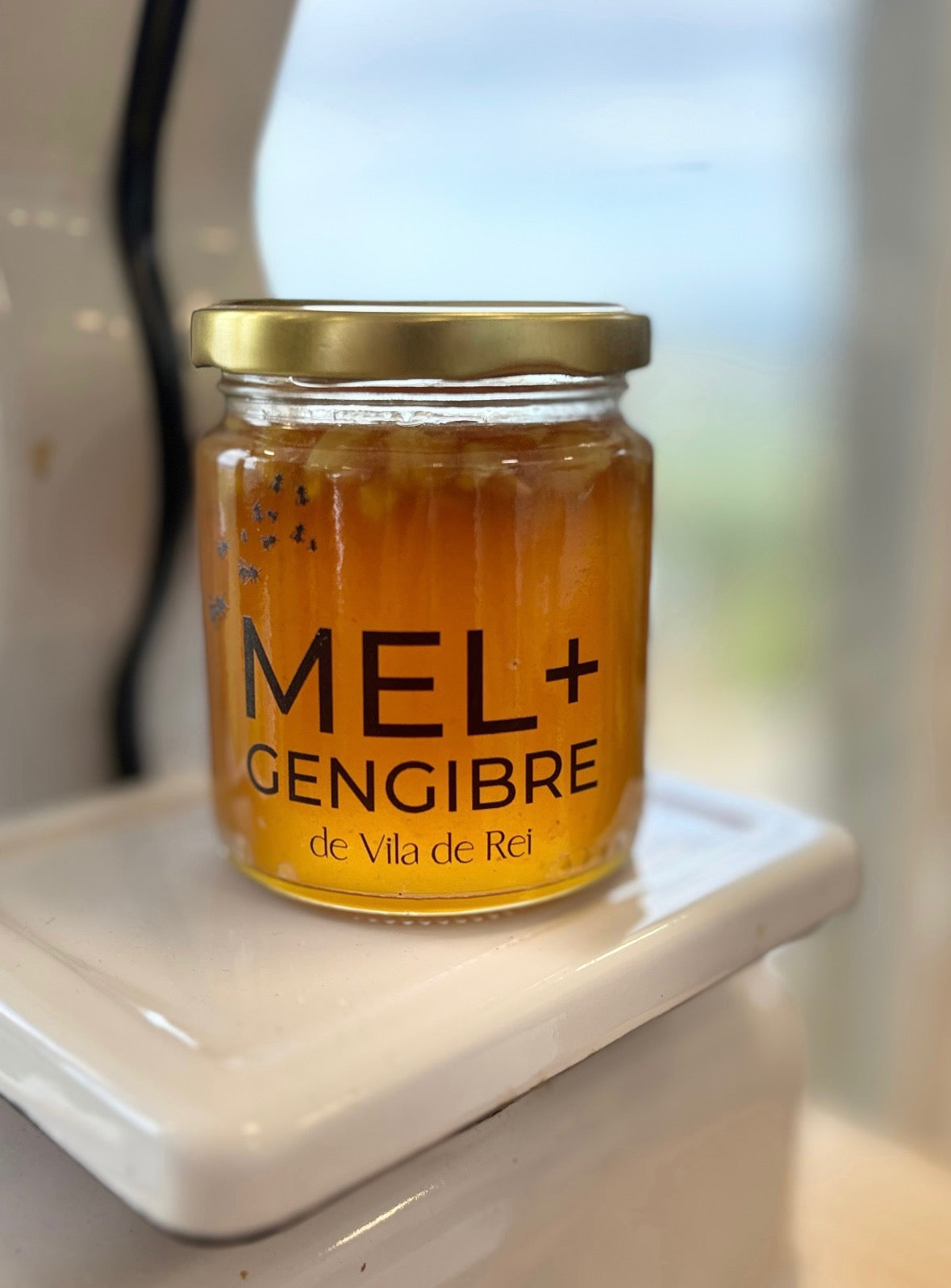 Mel Artesanal com Gengibre Rosa dos Ventos visto de lado em suporte de cozinha